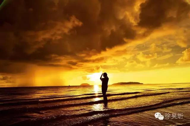 说长不长,说短不短 岁月悠悠,值得品味 人生短暂,别亏自己 人这一辈子